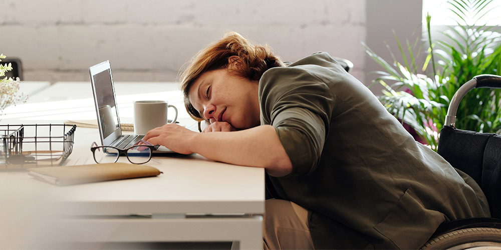photo of a girl experiencing drowsiness a symptom of withdrawal